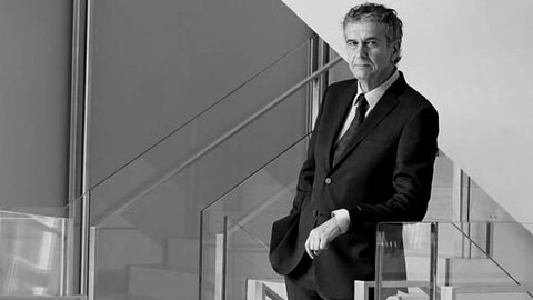 JOSE LUIS GOMEZ EN LA ESCALERA DE FUNDACION CAIXA GALICIA A CORUÑA 